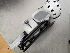 设备直立存放时占用空间极小