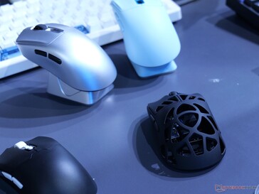 左上角:Epomaker NEX Pro;其前方:Epomaker CarbonX