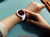 华为 Watch 6 Pro 提供可选的白色陶瓷表壳。