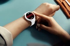 华为 Watch 6 Pro 提供可选的白色陶瓷表壳。