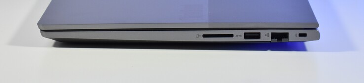 正确：SD 读卡器、USB-A 3.2 Gen 1、RJ45 以太网、肯辛顿锁