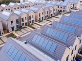 英国安装了屋顶太阳能设备的新建建筑（图片来源：SNRG）
