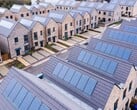 英国安装了屋顶太阳能设备的新建建筑（图片来源：SNRG）