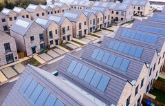 英国安装了屋顶太阳能设备的新建建筑（图片来源：SNRG）