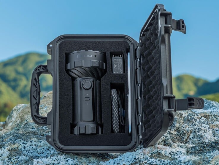 Olight Marauder 3 随附一个用于存放手电筒及配件的收纳盒。