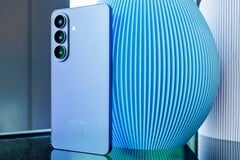苹果iPhone 17和图中的Galaxy S26都是高端智能手机趋势的受益者之一