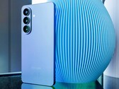 苹果iPhone 17和图中的Galaxy S26都是高端智能手机趋势的受益者之一