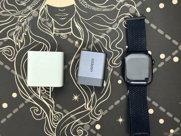 Ugreen Nexode Air 65W 与Apple 智能手表及 18W 充电器尺寸对比