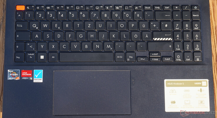 所有按键都有，包括一个数字键盘。转义键以其对比鲜明的颜色立即脱颖而出。