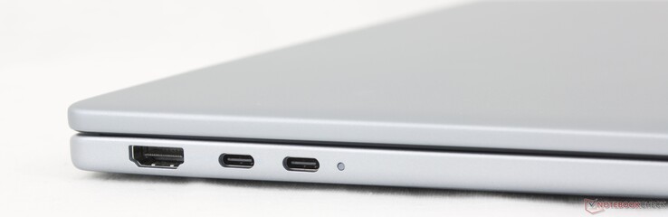 左：HDMI 2.1、USB-C 3.2 Gen. 2 w/ DisplayPort 1.4 + Power Delivery、USB-C Thunderbolt 4 w/ DisplayPort 2.1 + Power Delivery