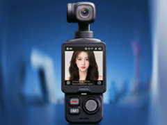 飞宇 Pocket 4 采用滑动屏幕。