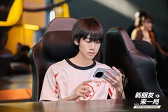 一位电子竞技爱好者在 ChinaJoy 2025 上使用 iQoo 旗舰智能手机。(图片来源：爱奇艺）