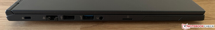 左边：Kensington锁，以太网，USB-A 2.0，USB-A 3.2 Gen.2（10 GBit/s），3.5毫米音频，microSD读卡器