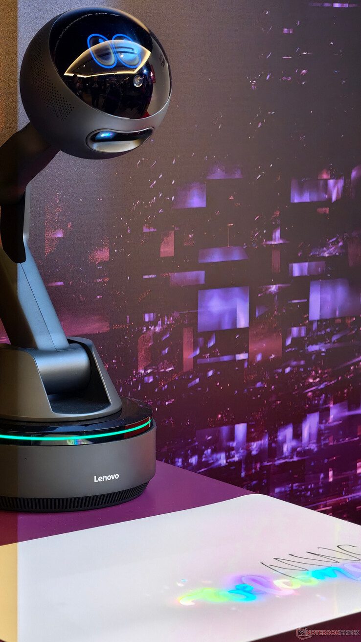 联想的人工智能工作站（AI Workmate）投影在下方的表面上。