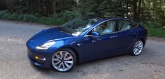 2018 款特斯拉 Model 3 性能版是一款配备 75 千瓦时电池组的出色轿车。(图片来源:Redline Reviews via YouTube)