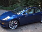 2018 款特斯拉 Model 3 性能版是一款配备 75 千瓦时电池组的出色轿车。(图片来源：Redline Reviews via YouTube）