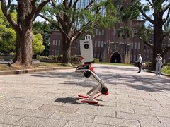 梅维塔在户外行走的图片（图片来源：JSK Tendon Group / Kento Kawaharazuka；截图经裁剪）。