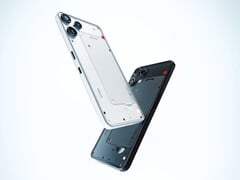 Phone (3a) Lite 采用黑色或白色透明设计,保持了 Nothing 的美学风格。(图片来源:Nothing)