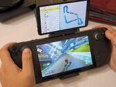Steam Deck 使用 Retroid 的双屏显示屏玩马里奥卡丁车，主屏幕显示比赛，副屏幕显示赛道地图。(图片来源：GameXData via YouTube）