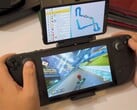 Steam Deck 使用 Retroid 的双屏显示屏玩马里奥卡丁车，主屏幕显示比赛，副屏幕显示赛道地图。(图片来源：GameXData via YouTube）