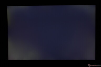 边角有中度不均匀的背光渗色