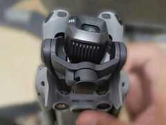 大疆创新迷你 5 Pro 及其新型 1 英寸相机传感器和云台系统特写。(图片来源：via Mauro Tandoi）