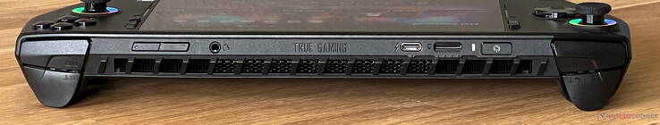 顶部：音量、3.5 毫米音频、USB-C 4.0 和 Thunderbolt 4（40 Gbit/s、DisplayPort ALT 模式、Power Delivery 3.0）、microSD 读卡器