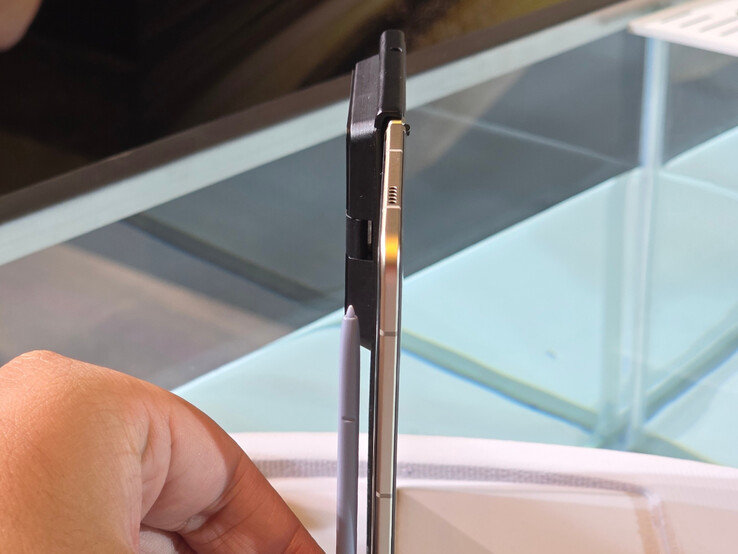 Honor Magic V5 旁边的三星 S Pen。(图片来源：微博）