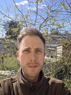 使用 1200 万像素前置摄像头自拍