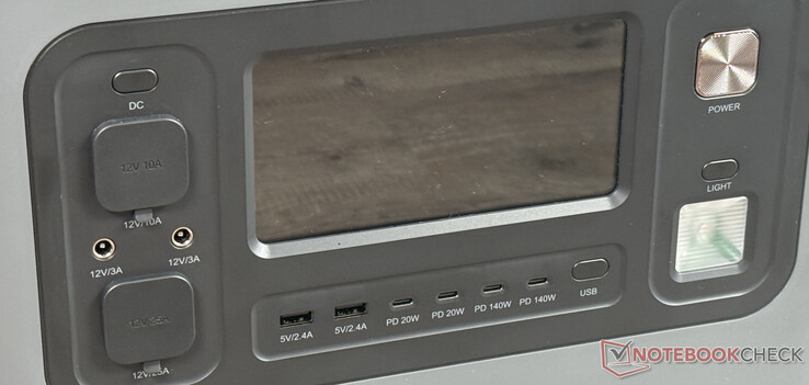 正面:显示屏、6 个 USB 和其他 DC 端口、电源按钮和 LED 灯