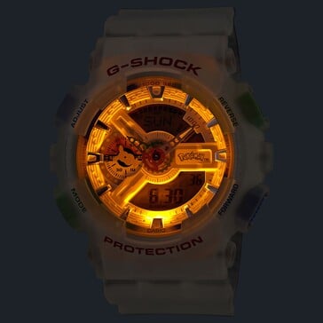 卡西欧G-Shock宝可梦GA-110腕表，在黑暗环境中开启琥珀色LED背光。