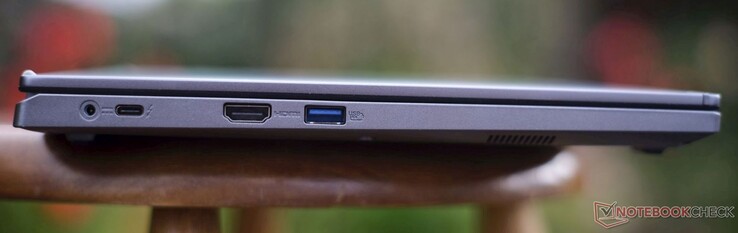 左：充电端口、Thunderbolt 4、HDMI 2.1（4K60）、USB-A 3.2
