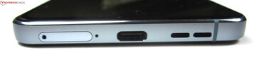 底部。SIM卡插槽、麦克风、USB-C 2.0、扬声器