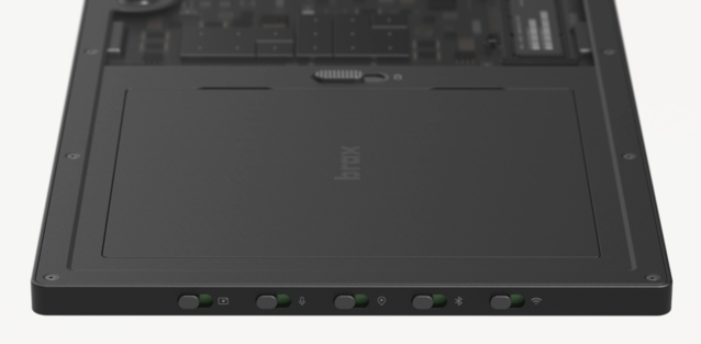 除了用户可更换电池外,硬件开关还能切断无线电、麦克风和网络摄像头的电源。 图片来源:Braxtech