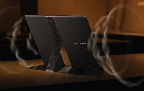 华为 MateBook Fold 集成了脚架和六个扬声器。(图片来源：华为）
