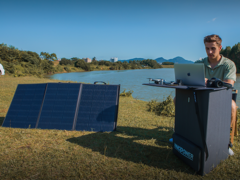 iNNOPOWER S100W太阳能电池板也可以作为桌子使用。(图片来源：iNNOPOWER)