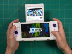 Retro Game Corps 的 Russ 手持 OneXSugar Sugar 1 双屏掌上游戏机，主屏幕显示任天堂游戏，副屏幕显示 YouTube 视频。(图片来源：YouTube 上的 Retro Game Corps）