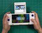 Retro Game Corps 的 Russ 手持 OneXSugar Sugar 1 双屏掌上游戏机，主屏幕显示任天堂游戏，副屏幕显示 YouTube 视频。(图片来源：YouTube 上的 Retro Game Corps）