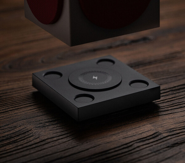 Retro Cube 2 扬声器--N 版配有无线充电底座。(图片来源：8BitDo）