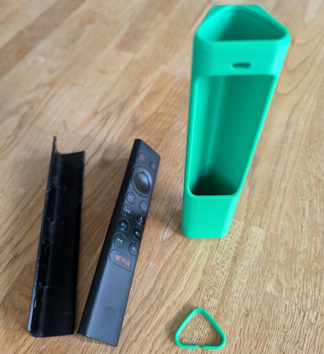 Nvidia Shield 遥控器外壳完全能够修复损坏的电池门（图片来源：Notebookcheck）
