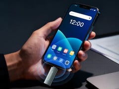 目前还不清楚 PlugOS 基于哪个Android 版本。如图:通过 iPhone 运行的 PlugMate。(图片来源:TrustKernel)