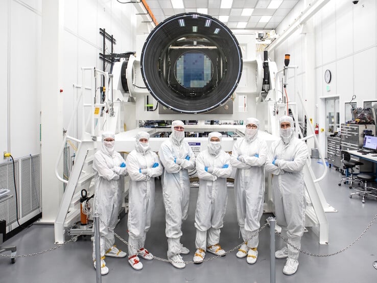 安装在西蒙尼巡天望远镜中的 LSST 相机重达 2800 千克（6000 磅），使用 75 厘米（30 英寸）滤光片对夜空的紫外线到近红外光谱进行成像。(图片来源：SLAC 国家加速器实验室）