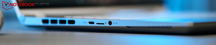 左边：USB-C 3.2 Gen2，microSD，耳机