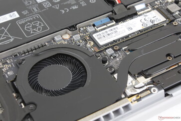 冷却解决方案包括双风扇(55 毫米 + 60 毫米)、三根热管和 0.1 毫米铝散热片鳍片