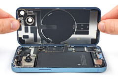 与旧机型不同，iPhone 14 可以从两侧打开。(图片来源：iFixit）