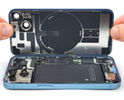 与旧机型不同，iPhone 14 可以从两侧打开。(图片来源：iFixit）