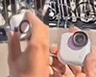 据称在公共场合使用的 Insta360 Go 4S。(图片来源：via Igor Bogdanov）