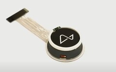 Neuralink 的 N1 植入物以感应方式充电。(来源:Neuralink)