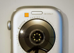 最近的照片显示,Apple Watch Series 10 的原型配备了一个额外的传感器。(图片来源:@StellaFudge)