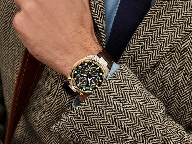 佩戴在手腕上的Citizen Promaster Tsuno Chrono Racer腕表的斜角视图。